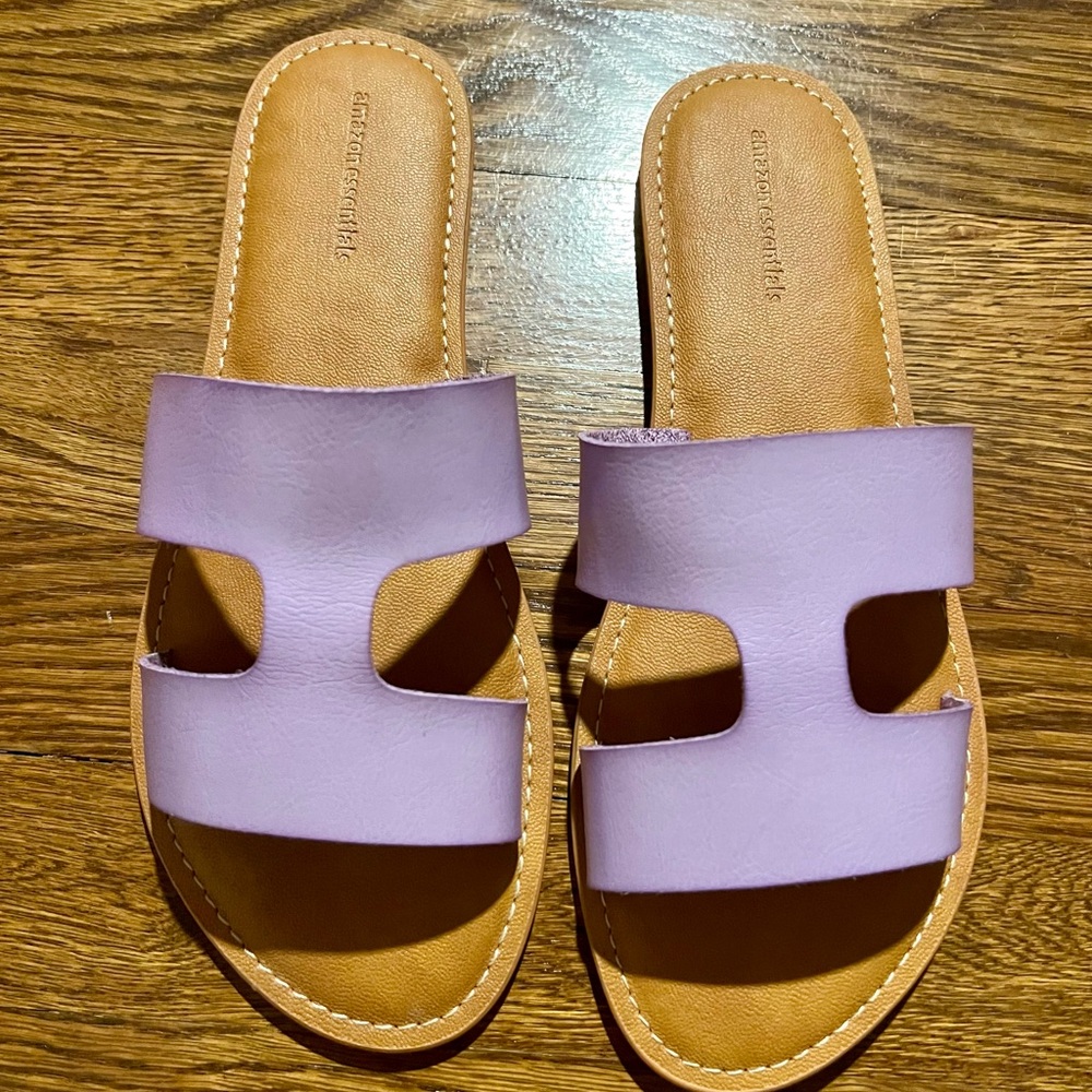 EUC! Lavender Amazon Essentials Women's Flat Banded Sandal. Size 9.